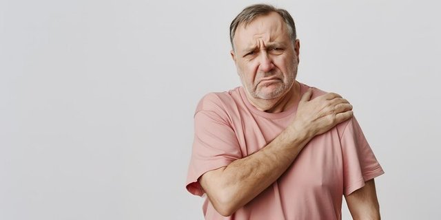 european-man-clutching-his-shoulder-as-if-experiencing-discomfort-shoulder-pain_778980-9562.jpg