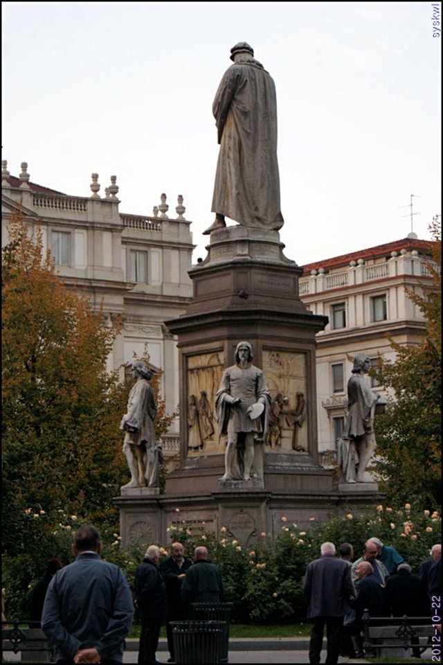 b-EU121022-010854.jpg