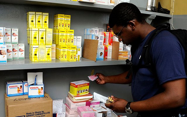 800px-US_Navy_100317-N-7948C-122_Hospital_Corpsman_2nd_Class_Edward_Price_fills_a_prescription_during_a_medical_outreach_program_at_Manhean_Health_Center.jpg