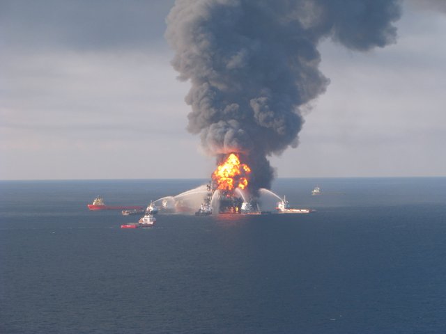 Deepwater_Horizon_fire_2010-04-21.jpg