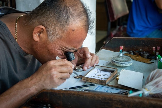 watchmaker-8735031_1280.jpg