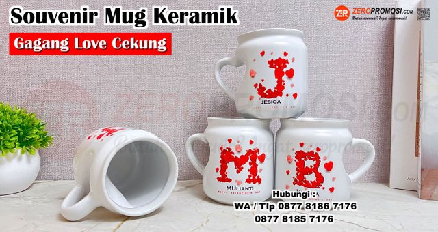 Souvenir Mug Keramik Gagang Love Cekung.jpg