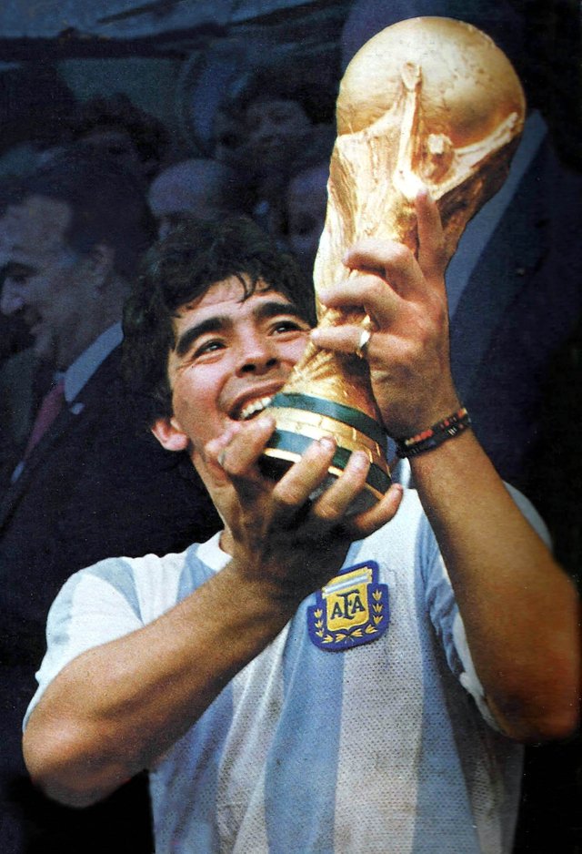 Maradona-Mundial_86_con_la_copa.JPG