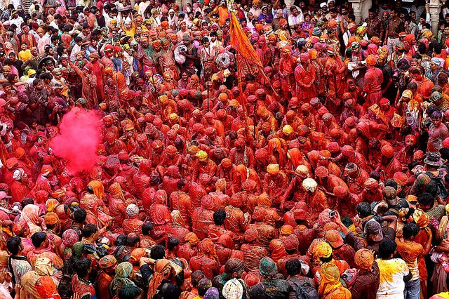 800px-Samaj_gathering_during_Lathmar_hoil.jpg