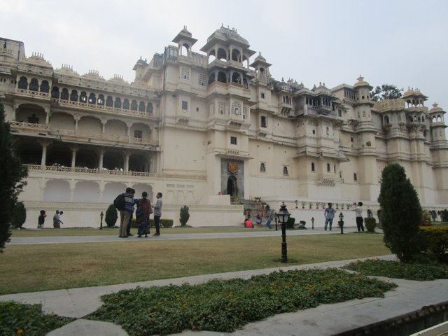 9-Full-View-of-City-Palace-Udaipur.JPG