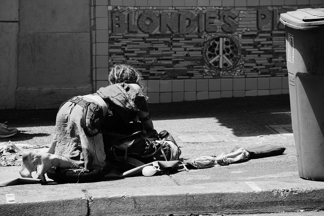 sad-woman-986420_960_720 Obdachlos Sozialismus.jpg