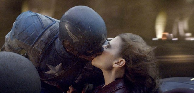 capitan-america-peggy-beso.jpg