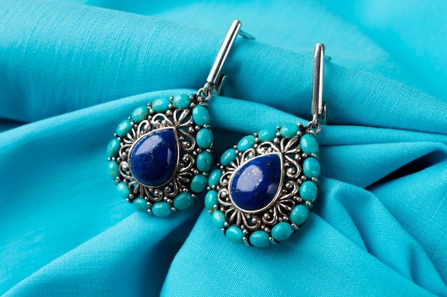 still-life-aesthetic-earrings_23-2149649128.jpg