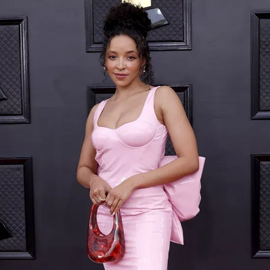 tinashe-pink-dress-grammys-2022.webp