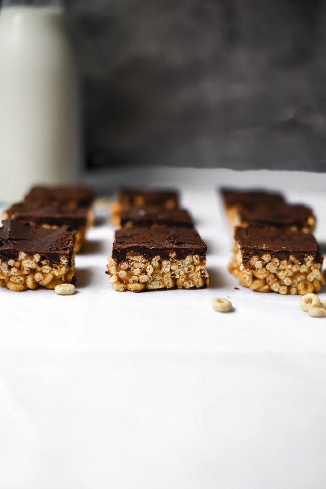 4-Ingredient Peanut Butter Chocolate Cereal Bars (4).jpg