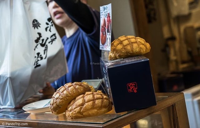 Melonpan-Kagetsudos-original-shop-near-the-Kaminarimon-gate-in-Asakusa.jpg