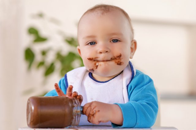 bebe-comiendo-chocolate.jpg