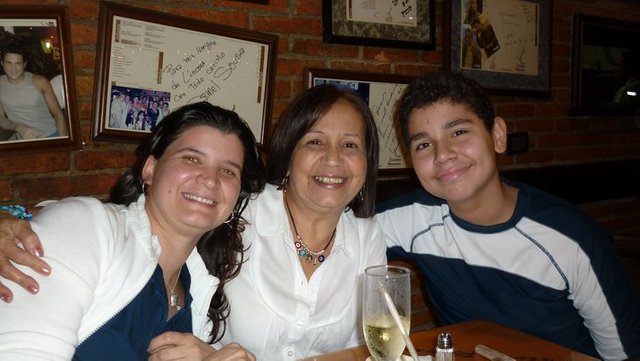 Mama, mariana y Adolfo navidad 2010.jpg