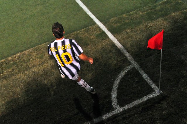 2048px-Guadalajara_Chivas_vs_Juventus_FC,_2011,_Alex_Del_Piero_(cropped).jpg