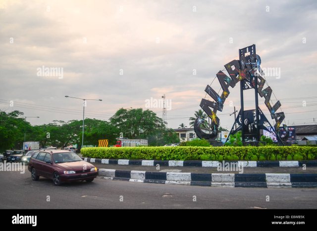 entrance-sign-and-roundabout-of-the-city-of-calabar-nigeria-E8WB5K-1.jpg