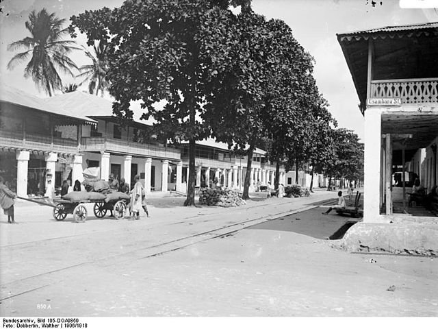 640px-Bundesarchiv_Bild_105-DOA0850,_Deutsch-Ostafrika,_Tanga,_Markstraße.jpg