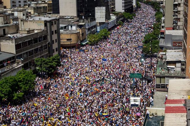 AltLa-oposición-de-Venezuela-activa-la-protesta..-En-la-fotografía-de-EFE-miles-de-manifestantes-en-Caracas..jpg