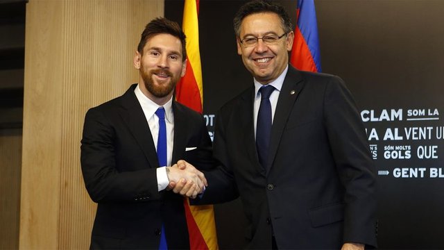 Lionel-Messi-and-Josep-Maria-Bartomeu.jpg