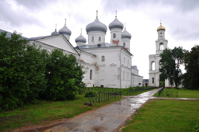 Свято-Юрьев монастырь. Спасский собор и колокольня.JPG