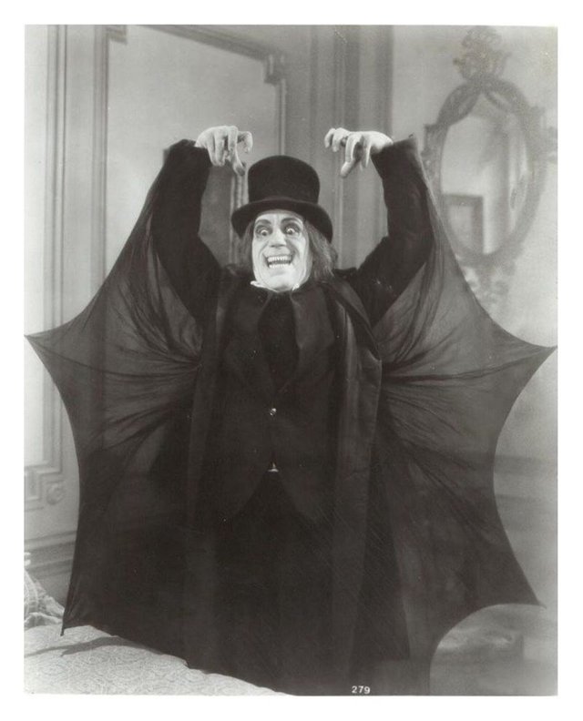 Lon_Chaney_London_After_Midnight_Vampire_Bat_Cape.jpg