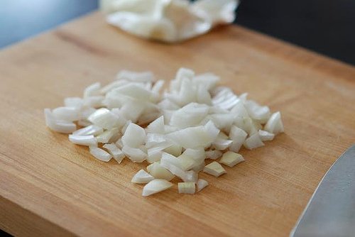 chopped-white-onion-1513065450-3514921.jpeg