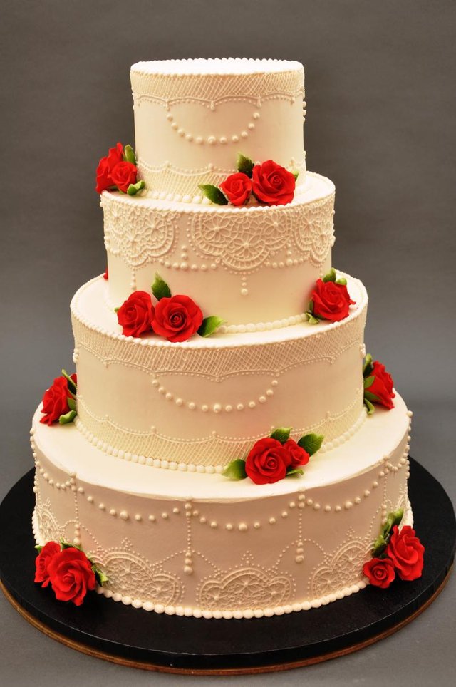 Buttercream_Cake_Lace_with_Gumpaste_Roses_1.JPG