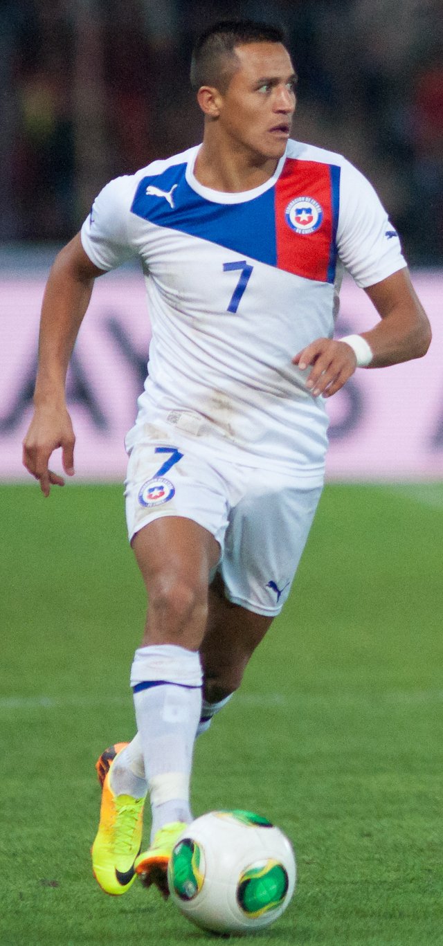 Alexis_Sanchez_-_Spain_vs._Chile,_10th_September_2013_(cropped).jpg