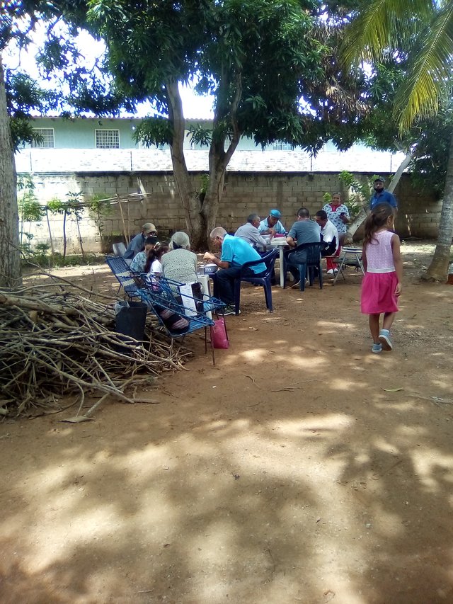 todos en pleno disfrute de la sopa de gallina.jpg