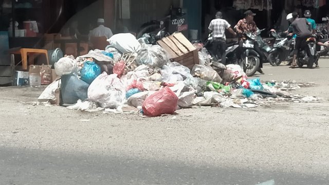 Tumpukan sampah di tengah kota panton labu-depan warung kopi.jpeg