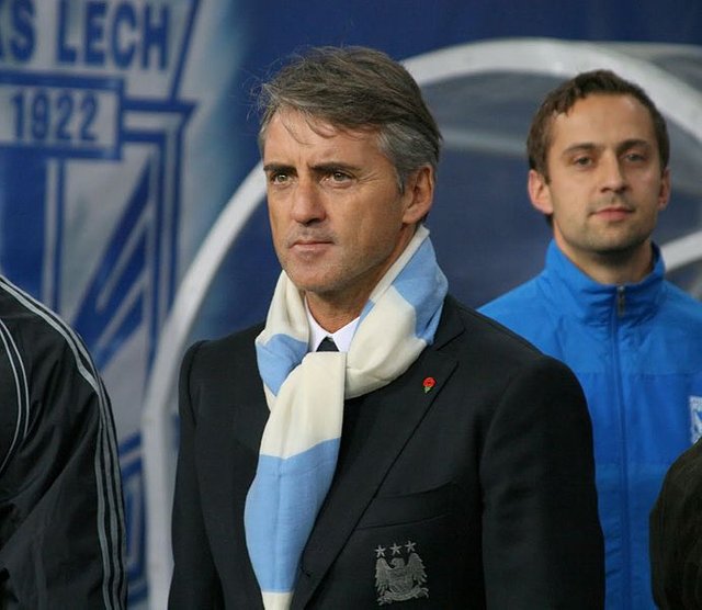 690px-Roberto_Mancini_-_Lech_-_Manchester_010.jpg