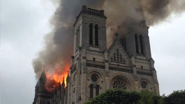 Brennende Basilika in Nantes.jpg