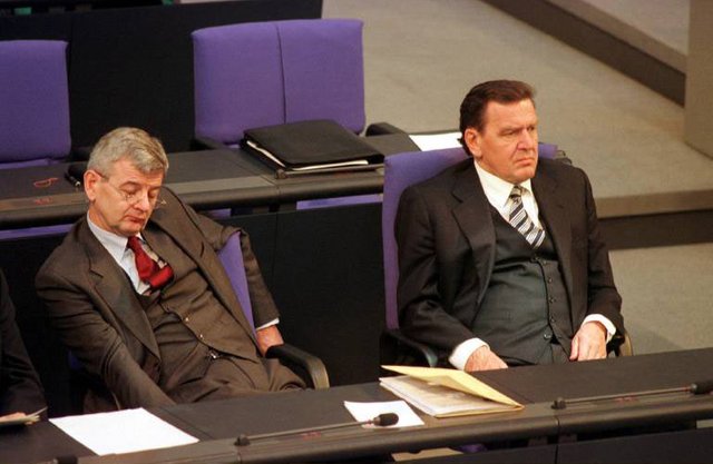 gerhard-schroeder-und-joschka-fischer-sitzen-im-bundestag-und-fischer-hat-die-augen-geschlossen.jpg