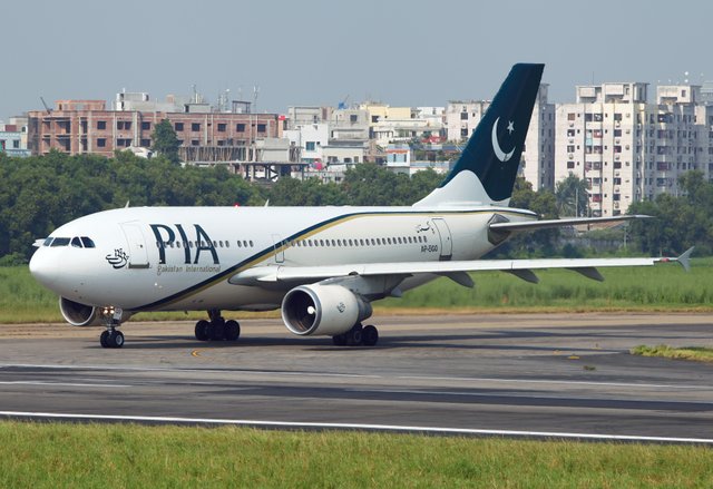 AP-BGO_Airbus_A310-324(ET)_PIA_Pakistan_International_Airlines_Lining_Up_For_Take_Off_(8306327808).jpg