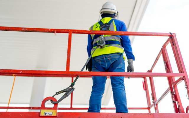 checklist-for-safety-prior-to-using-a-scissor-lift.jpg