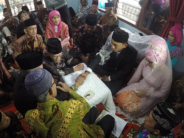800px-Indonesian_Muslim_Marriage_vow.jpg