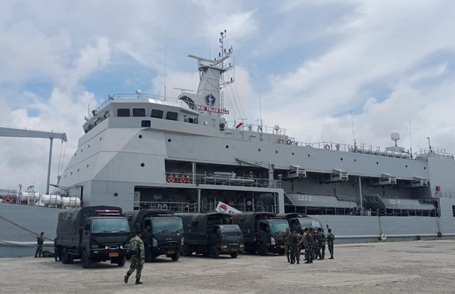 KRI Teluk Palu_02.jpg