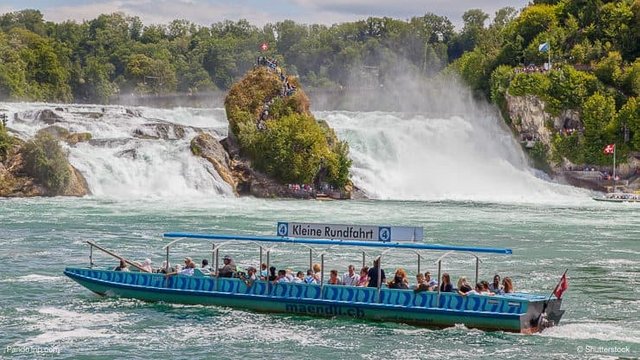 A-boat-near-Rheinfall.jpg