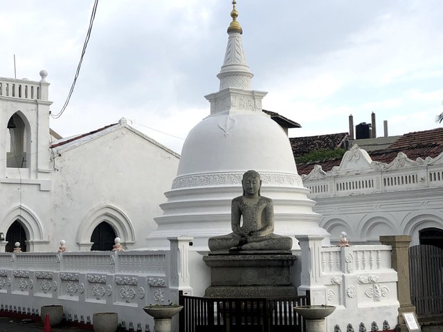 galle fort buddha stature and temple.jpg