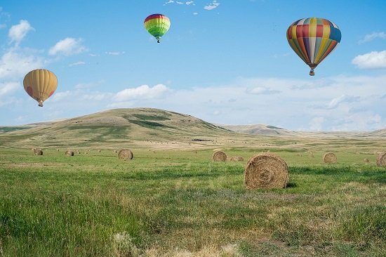 hot-air-balloons-4355708_1280.jpg