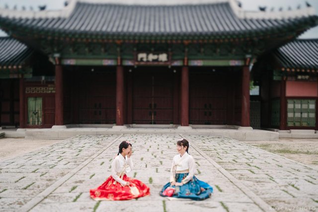 Seoul - Gyeongbok Palace Girls-2.jpg