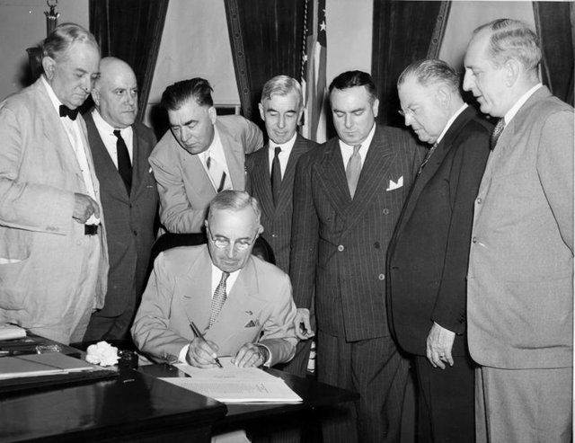 Atomic_Energy_Act_of_1946_signing.jpg