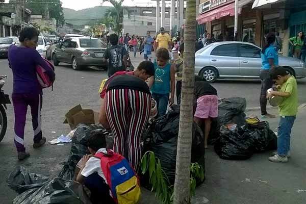 niños-buscando-comida-en-la-basura.jpg