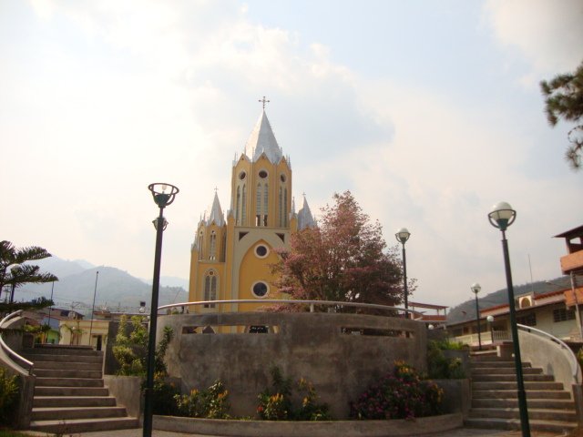 Iglesia_San_Antonio_de_Padua_y_Plaza_Bolívar_de_Pregonero.JPG