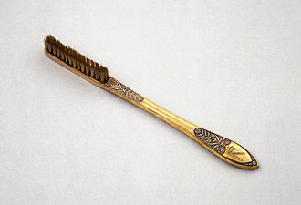 330px-Napoleon’s_toothbrush,_c_1795._(9660576547).jpg