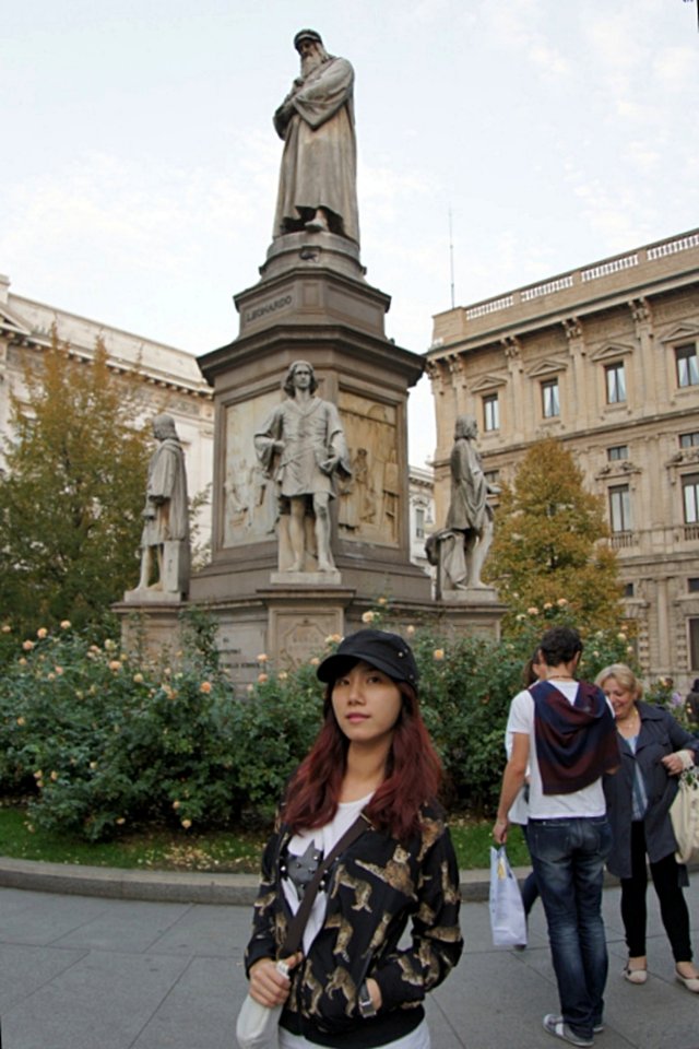 b-EU121022-011216.jpg