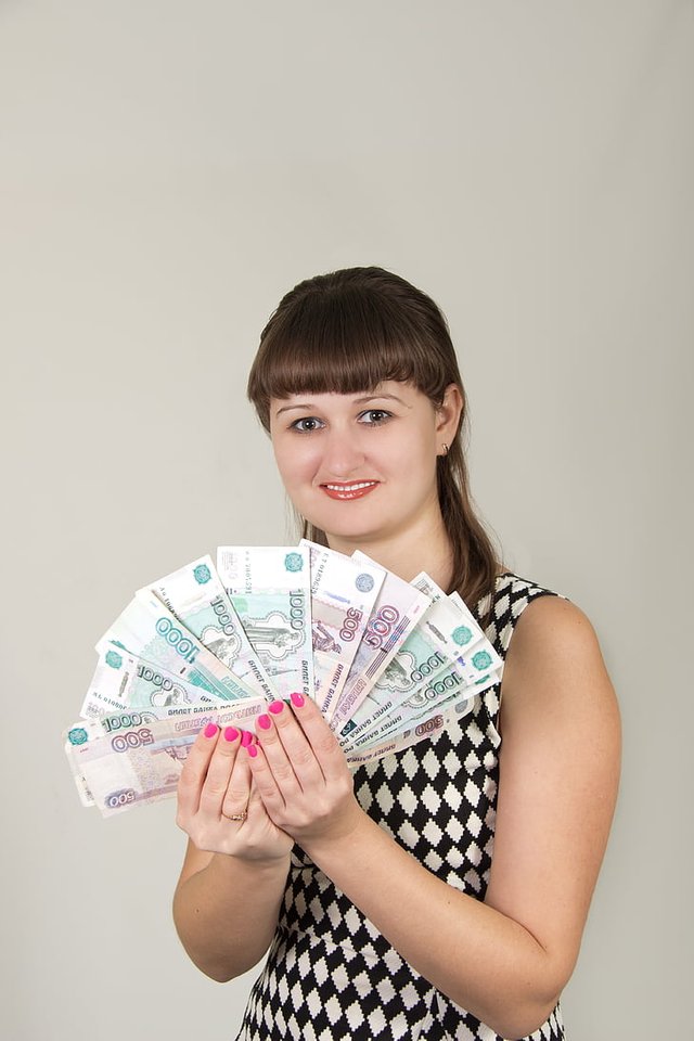 girl-money-holds-win-preview-1.jpg