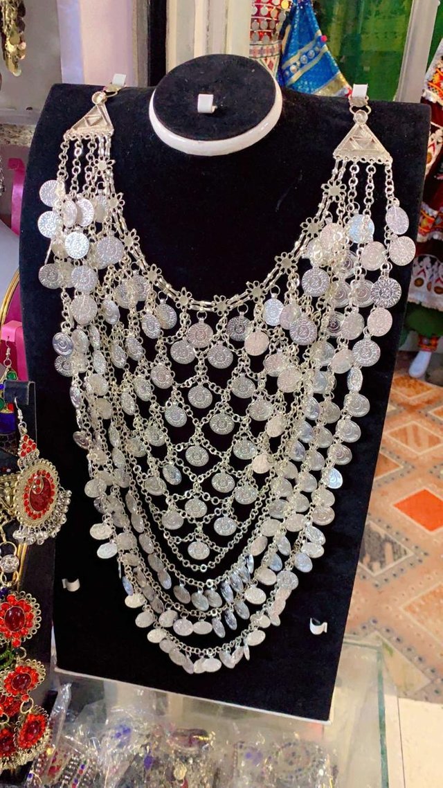 necklas .jpg