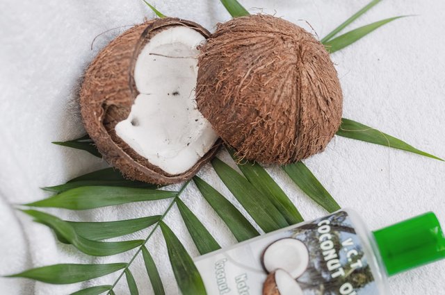 coconut-and-coconat-oil-for-health_t20_OxW9aG.jpg