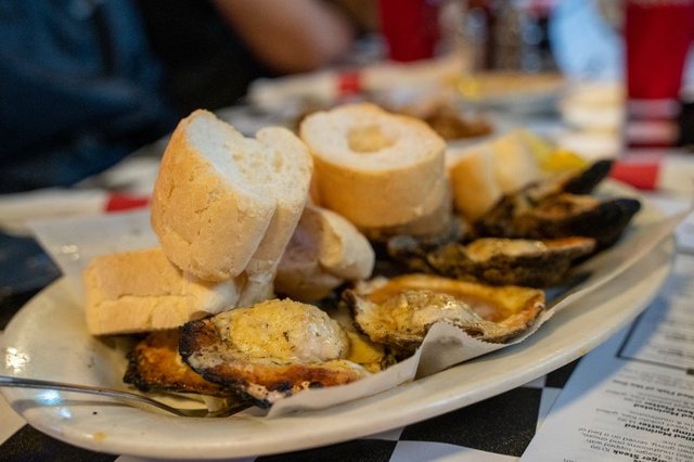 new-orleans-soul-food-fried-oysters-and-bread.jpg