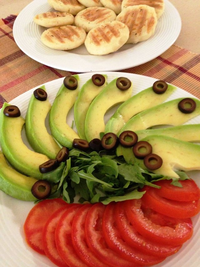 Ensalada y arepas.jpg